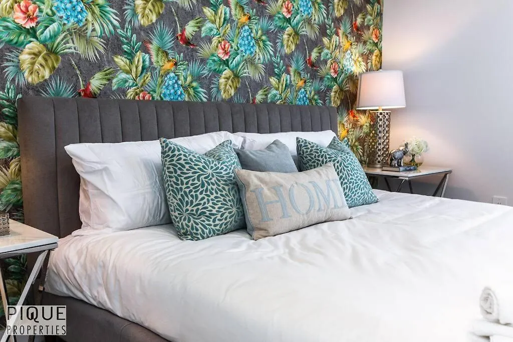 *New*Chic Modern Home*King Bed*Foosball*Sleeps 8! Edmonton